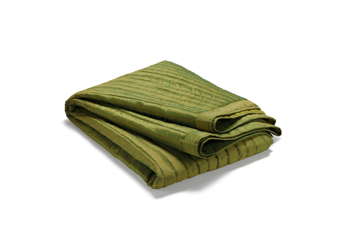 Vikt grönt Överkast Metallo Grass i glansig silkpolyester med randig textur