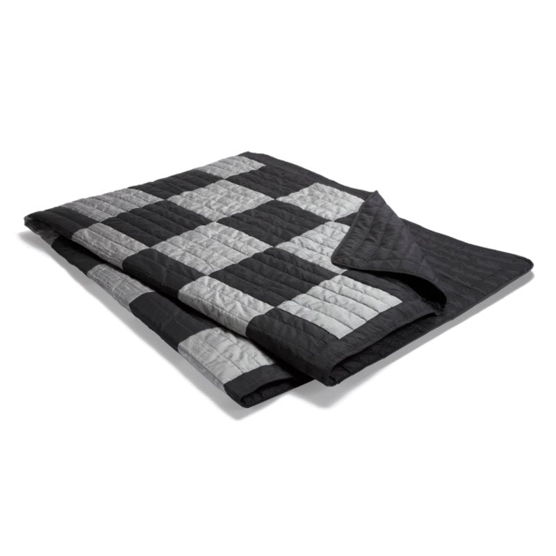 Vändbart överkast Metallo Patch i svart och steel silkpolyester på en stor dubbelsäng