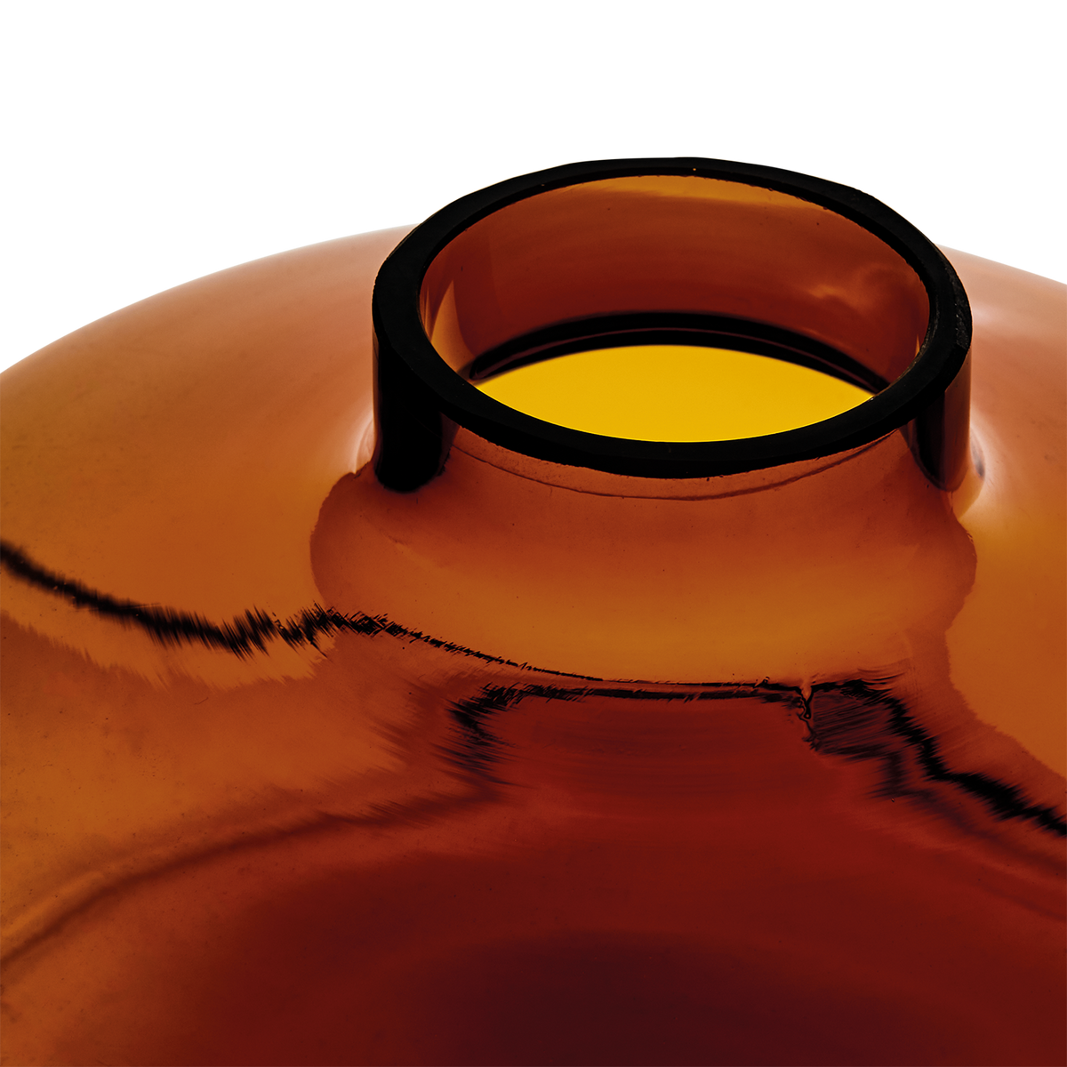 Rundad glasvas AMBRA bärnsten på vit bakgrund