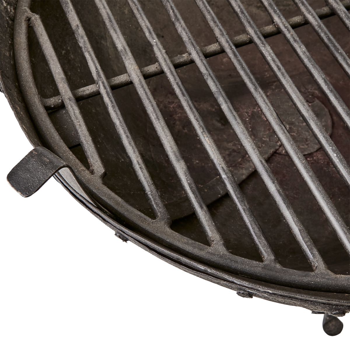 Sidan av BARBEQUE Eldkorg som visar materialet i järn