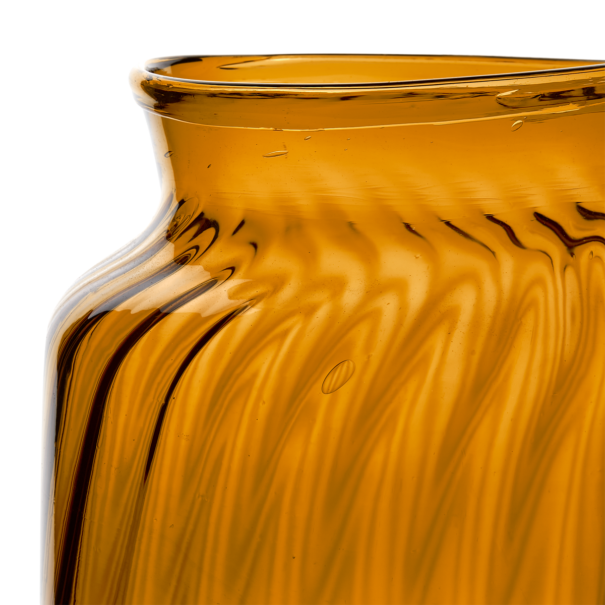 Närbild på AMBRA brun glasvas med räfflad struktur