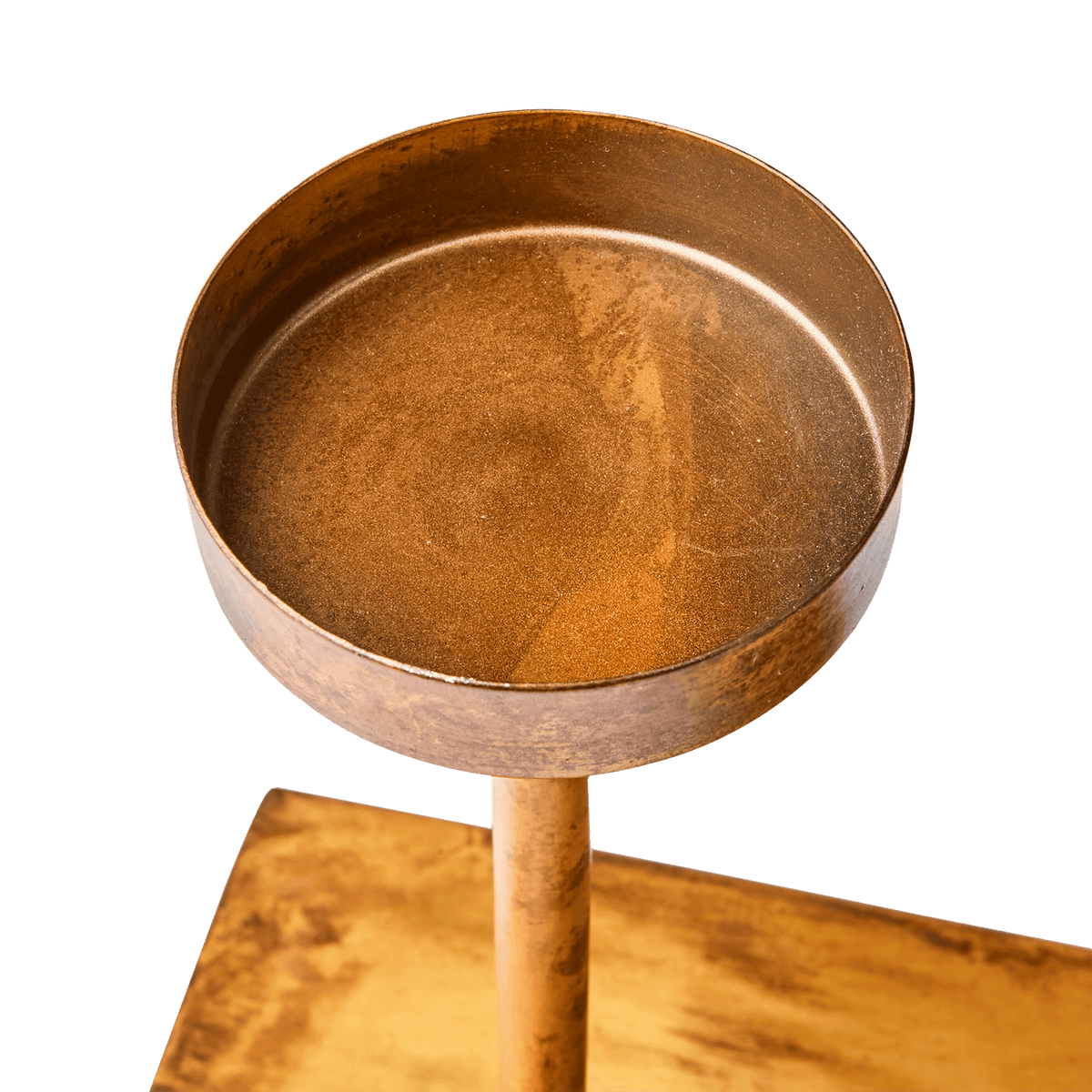 Miljöbild av THOMAS mässingsfärgad ljusstake i en modern hemmiljö