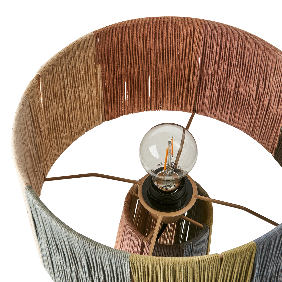 Närbild på JULLAN bordslampa som visar detaljer i jute och järn