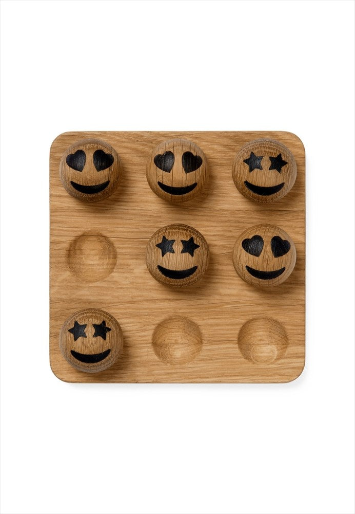 Spring Emotions Tic Tac Toe luffarschack i ek med emoji-spelpjäser sedd ovanifrån