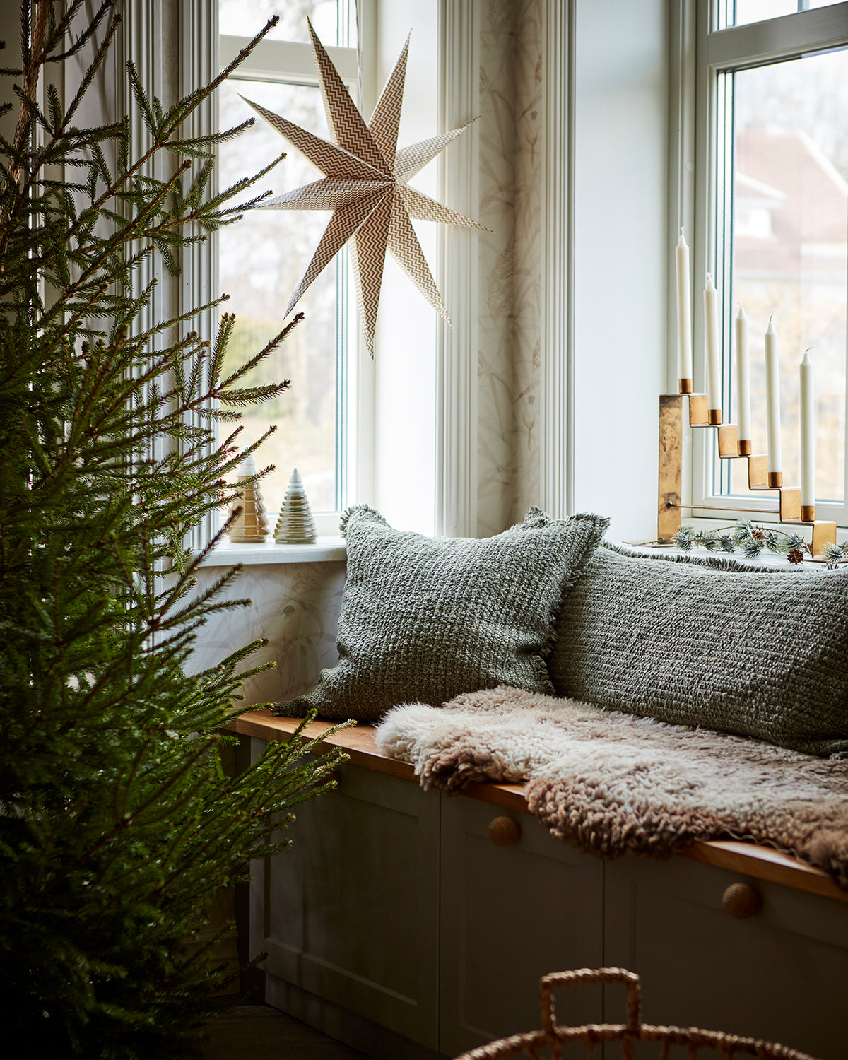 Närbild på den pappersbaserade julstjärnan UNI med sicksackmönster i brunt och vitt