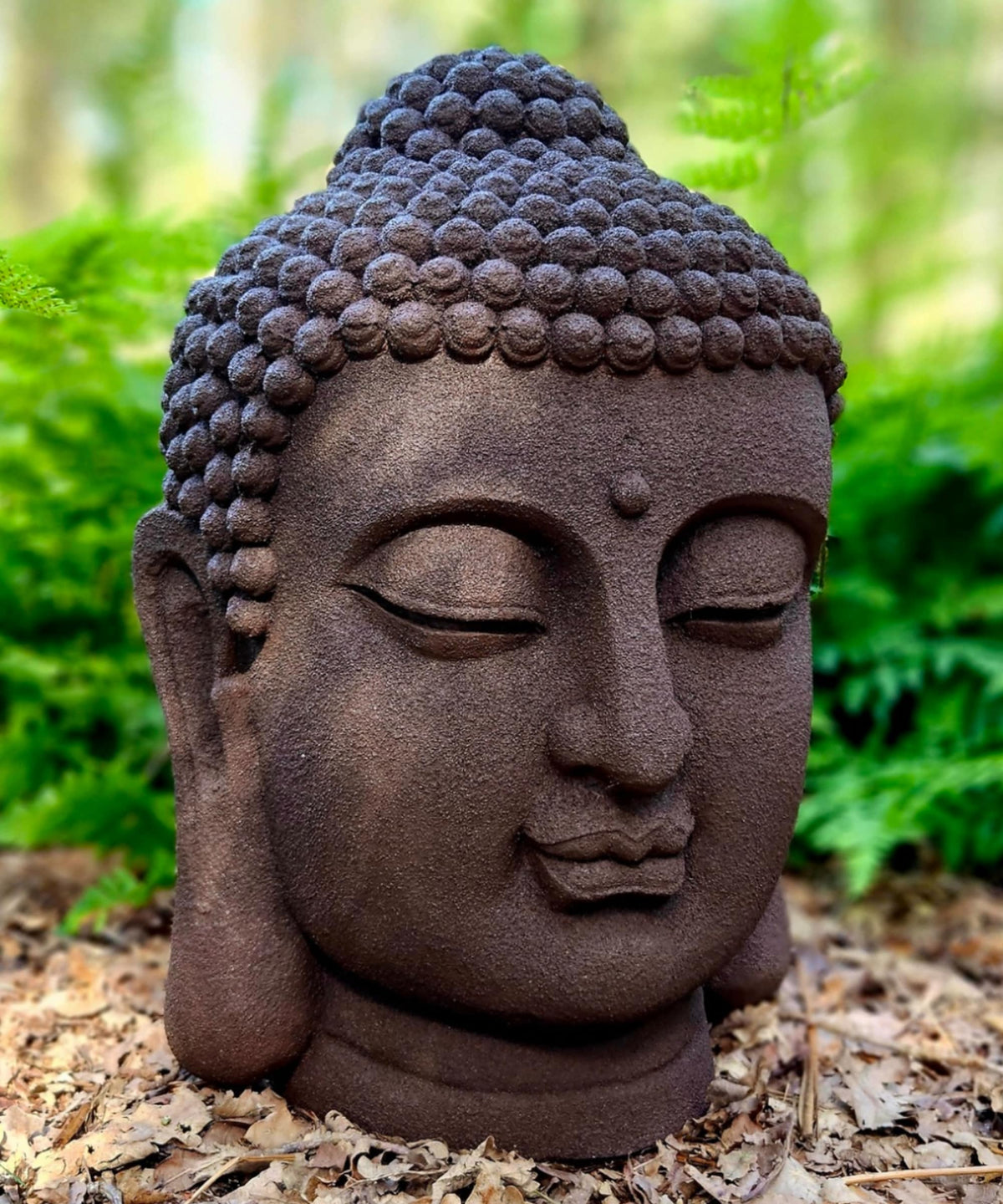 Profilbild av buddhahuvud i tåligt material för utomhusbruk