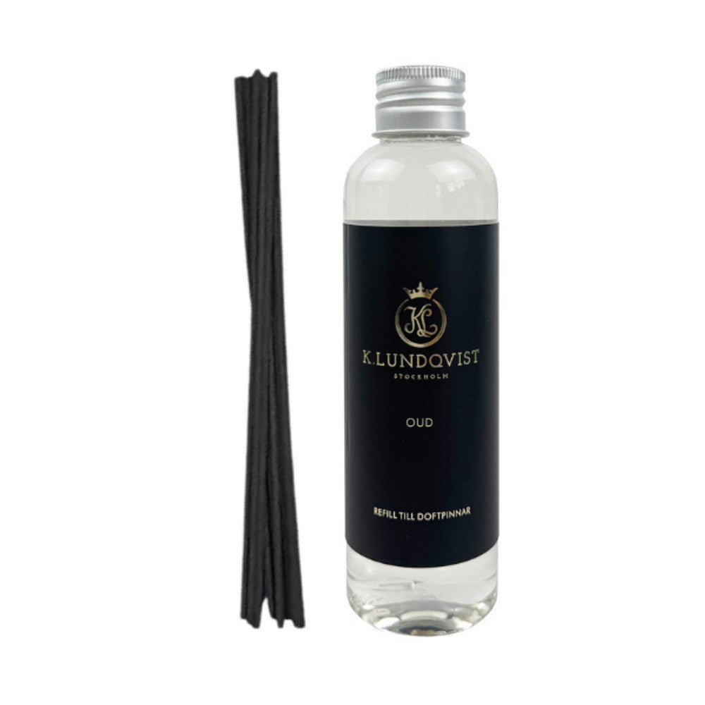 K. Lundqvist Refill Doftpinnar Oud 150 ml och tillhörande svarta doftpinnar