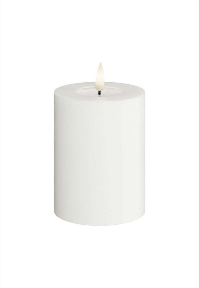 Vitt LED-blockljus från DeluxeHomeart med patenterad 3D Real Flame och naturtrogen flamma.