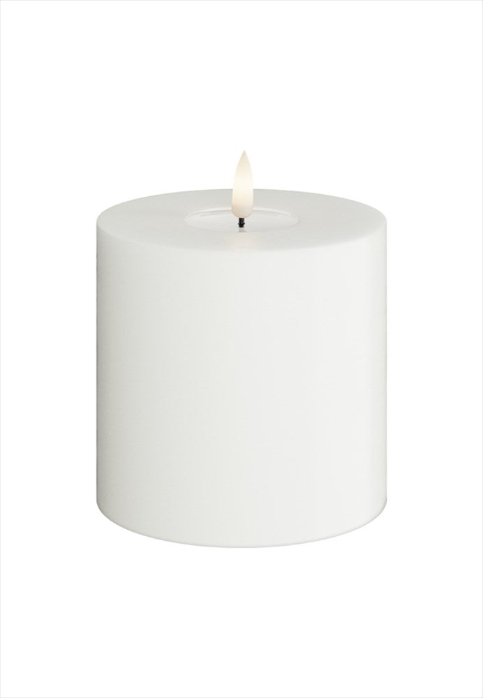 Vitt LED-blockljus 10x10 cm med verklighetstrogen Real Flame flamma