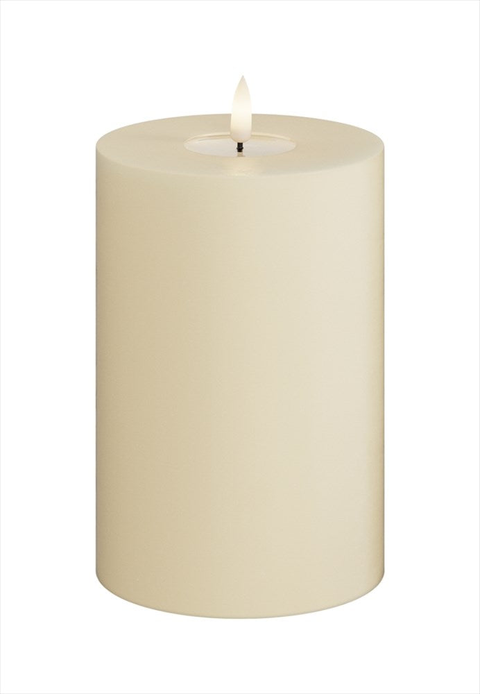 LED Blockljus Cream 10x15 cm från DeluxeHomeart med naturtrogen Real Flame flamma