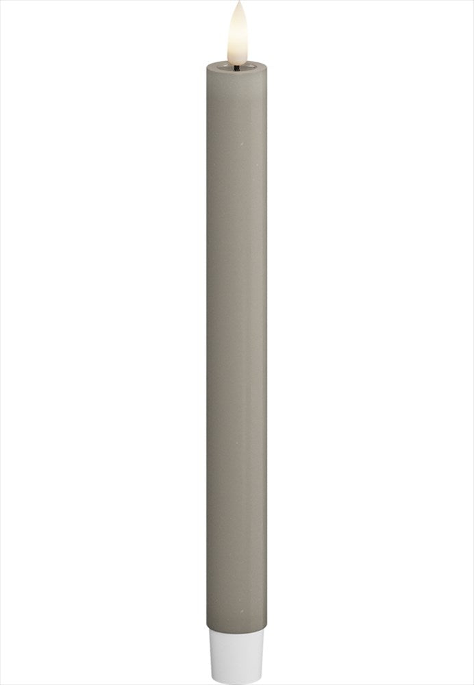 Ett naturtroget sandfärgat LED-kronljus med realistisk flamma från Deluxe Homeart.