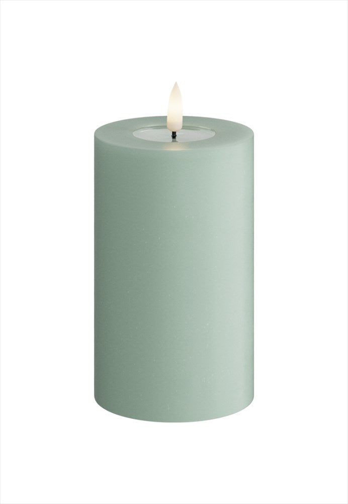 Grönt LED-blockljus Sage Green från DeluxeHomeart med realistisk 3D-flamma