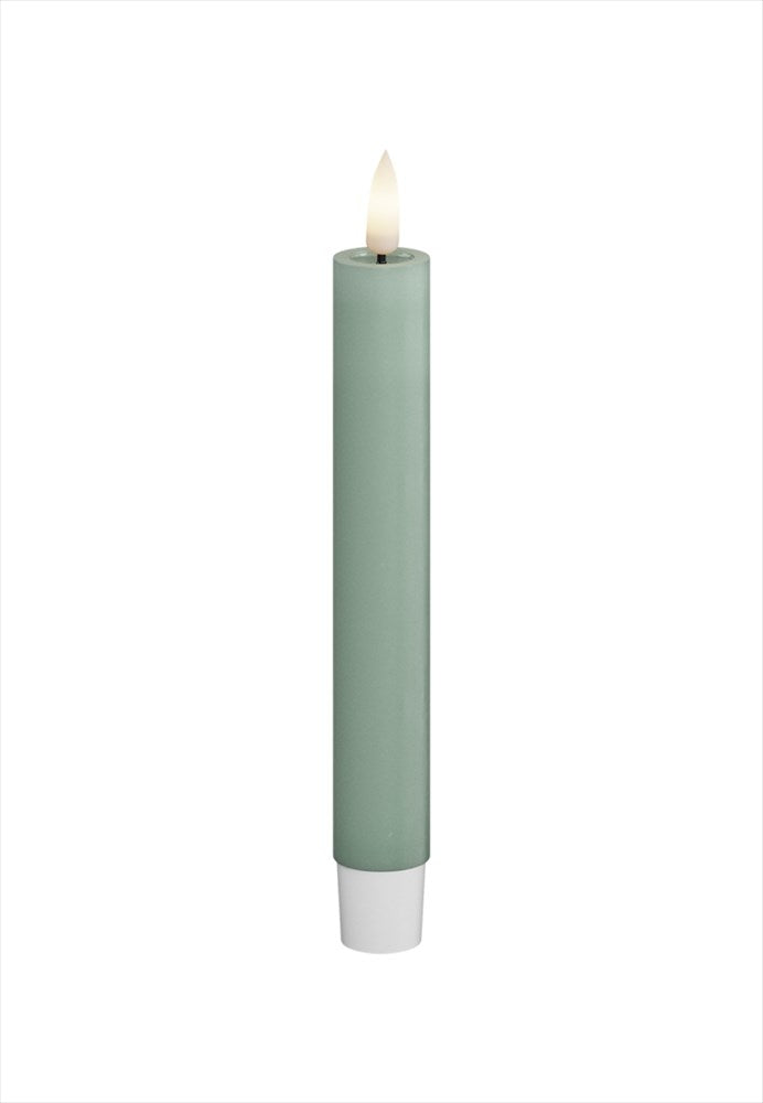 Grönt LED-kronljus i färgen Sage Green med realistisk flamma från DeluxeHomearts