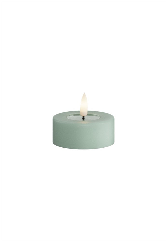 Sage grönt LED-värmeljus med realistisk 3D-flamma från Deluxe Homeart