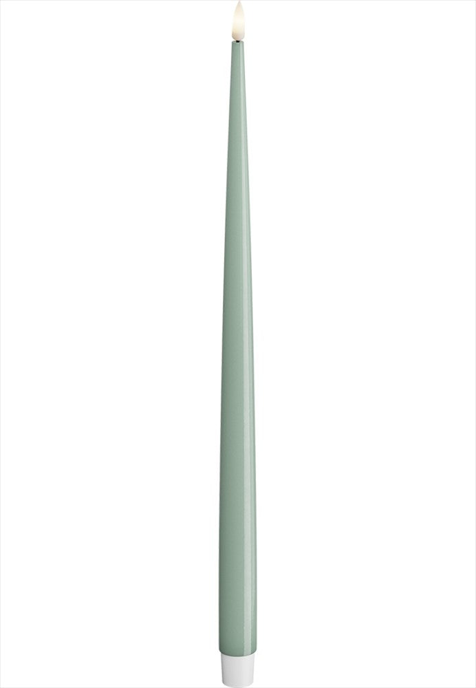 Ett långt och glansigt LED-kronljus Shiny i färgen Sage Green med realistisk låga