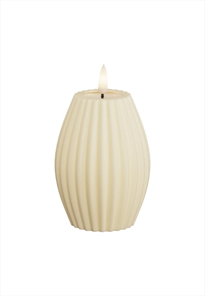 Räfflat LED-blockljus Stripe i färgen cream med naturtrogen flamma