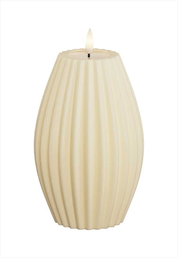 Räfflat LED blockljus Stripe i färgen cream med naturtrogen flamma
