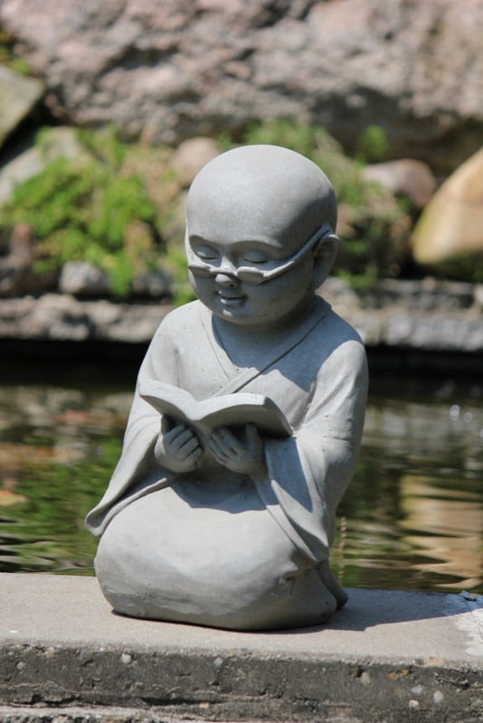 Närbild på detaljerad figur av läsande Shaolinmunk