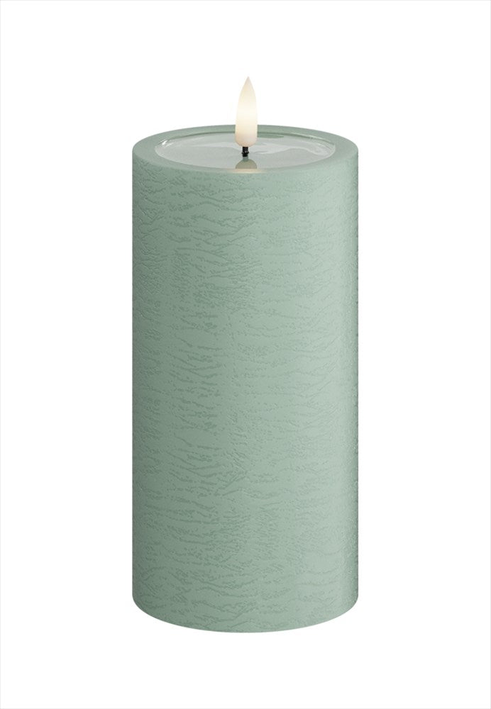 Unique LED-blockljus Sage Green 7,5x15 cm med verklighetstrogen 3D-flamma