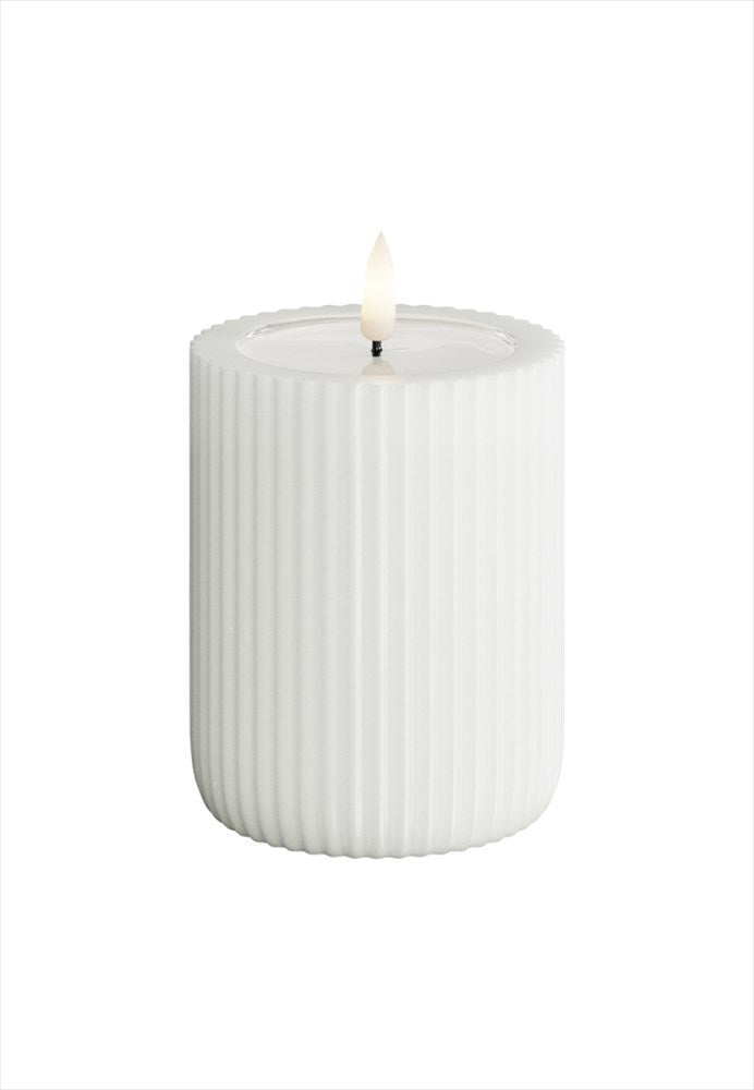Vitt räfflat Unique LED blockljus Stripe 8x10 cm mot vit bakgrund