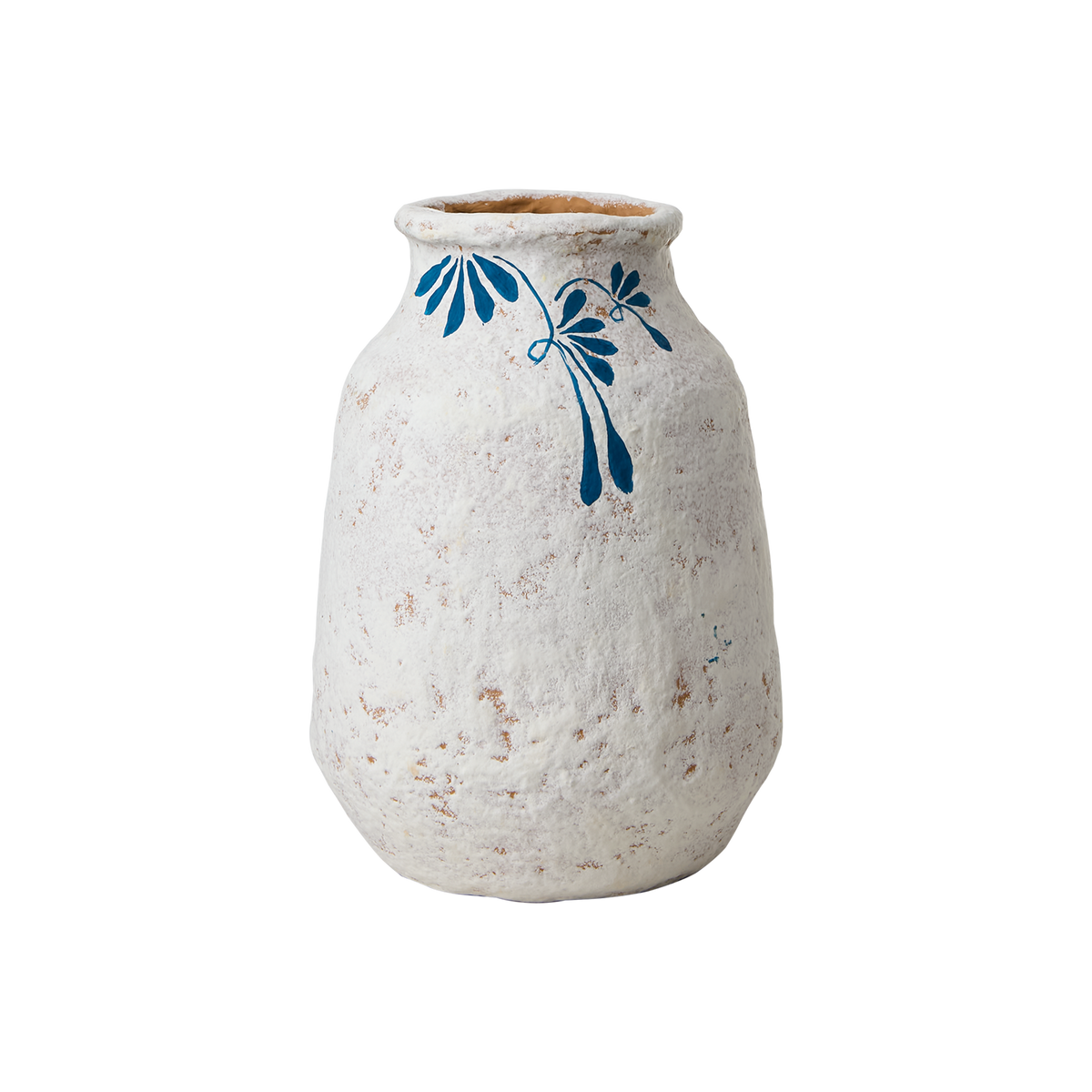 Handmålad ANGUS vas i vit cotton maché med blå blommönster på framsidan.