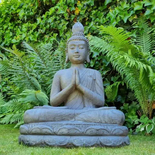 Närbild på detaljer och ansiktsuttryck på Guanyin staty i fiberlera