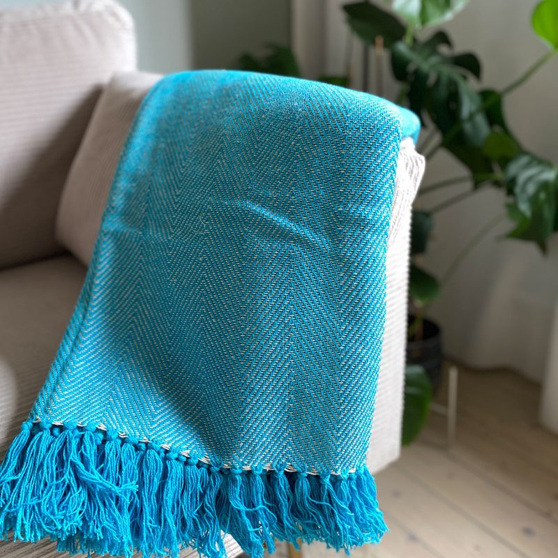 Turkos pläd med fishbone struktur från Etol Design på Hemboden