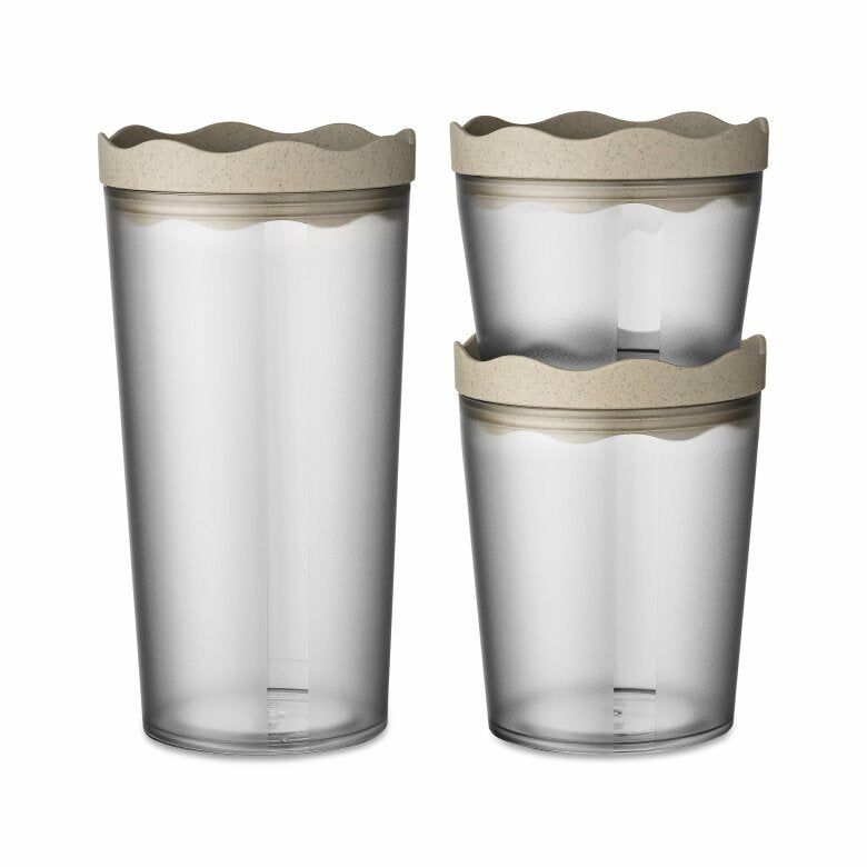 Tre stapelbara förvaringsburkar i transparent plast med sandbeige vågformade lock