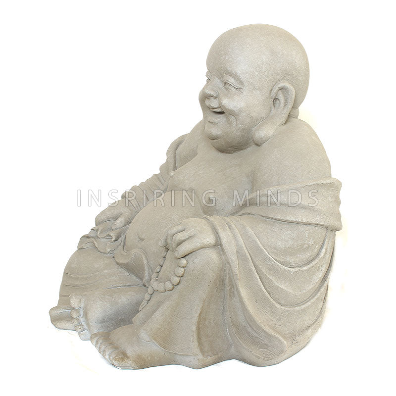 Detaljvy av lycklig sittande Buddha staty i hållbart material