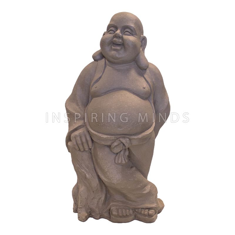 Stående leende Buddha i sandfärgad fiberlera som sprider harmoni i trädgården