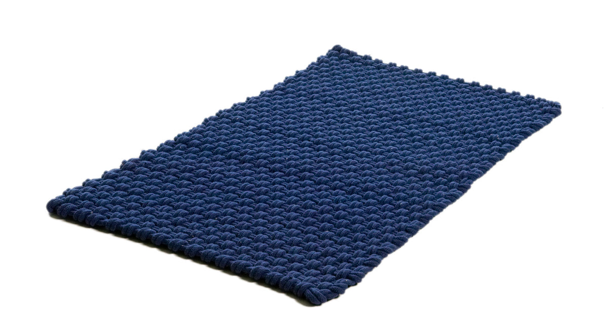 Mörkblå virkad bomullsmatta Rope 70x120 Navy från Etol med grov struktur