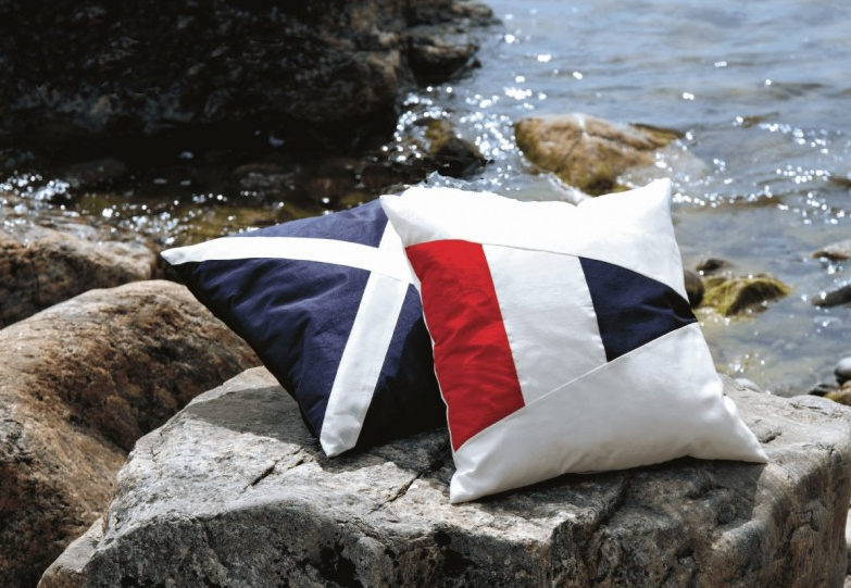 Närbild på kuddfodral Regatta No 3 röd vit blå i slitstark polyester