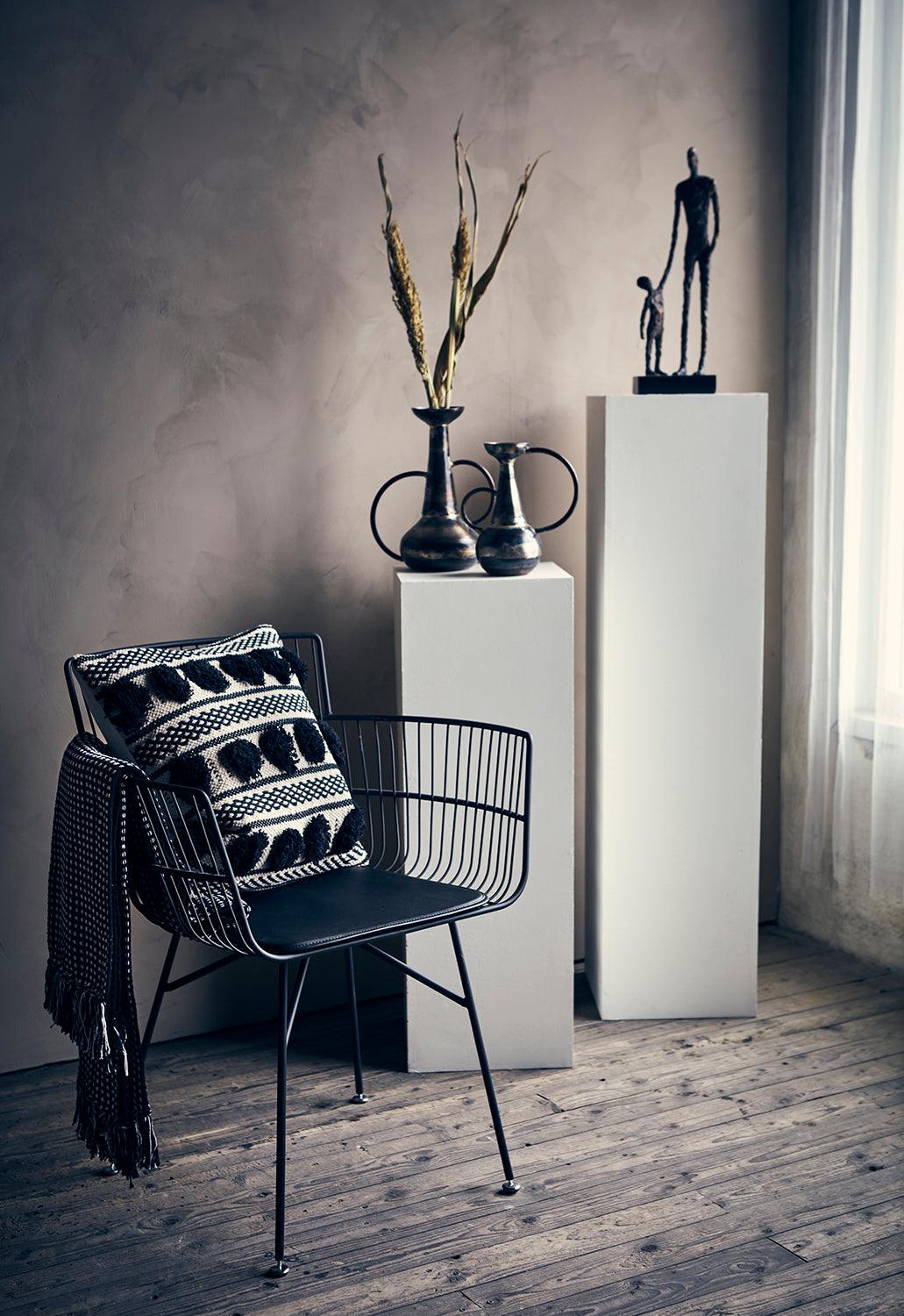 Livsstilsbild på runda detaljer och vävteknik på MINNA kuddfodral