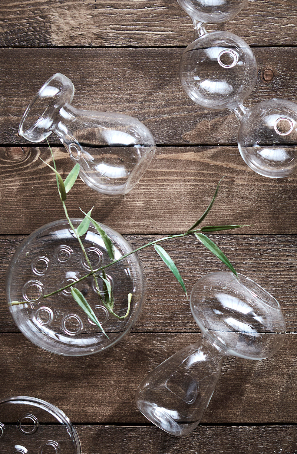 KLING vas i klart glas framifrån mot vit bakgrund