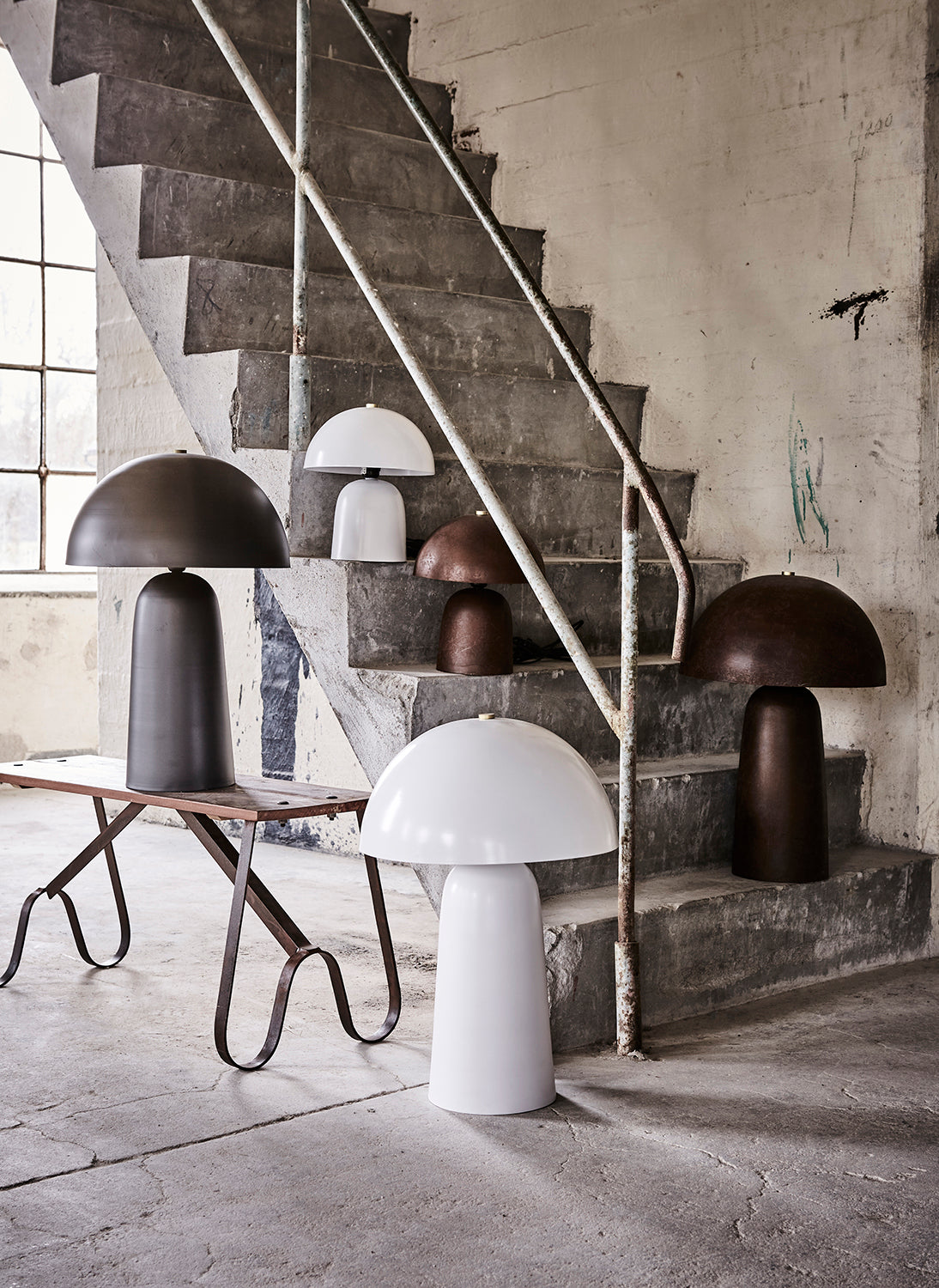 FUNGI bordslampa storlek L i brun färg framifrån