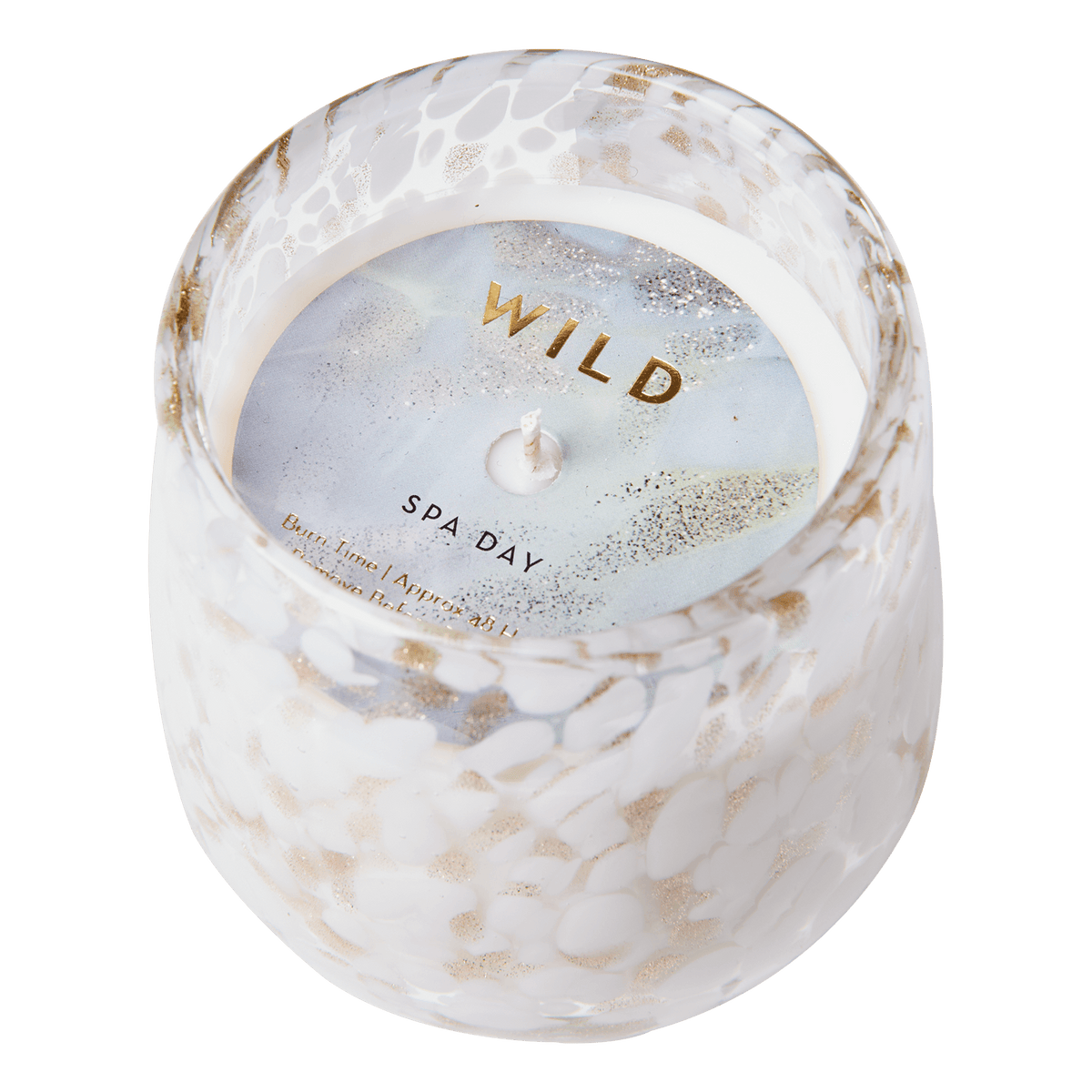 Närbild på WILD doftljus Spa Day med vitt sojavax och guldiga detaljer
