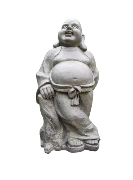 Grå Buddhastaty i fiberlera stående mot vit bakgrund för utomhusbruk