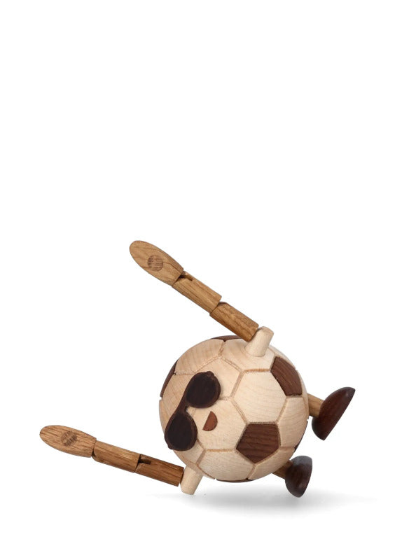 Billy Ball fotbollsfigur i trä som balanserar lekfullt på sidan