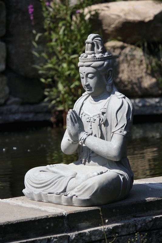 Detaljbild på den vädertåliga ytan av Guanyin trädgårdsfigur