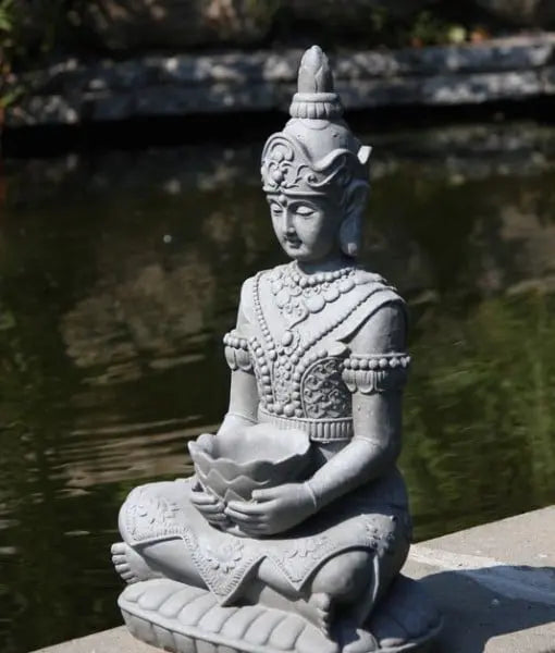 Närbild på detaljrik grå Guanyin staty i tålig fiberlera för utomhusbruk