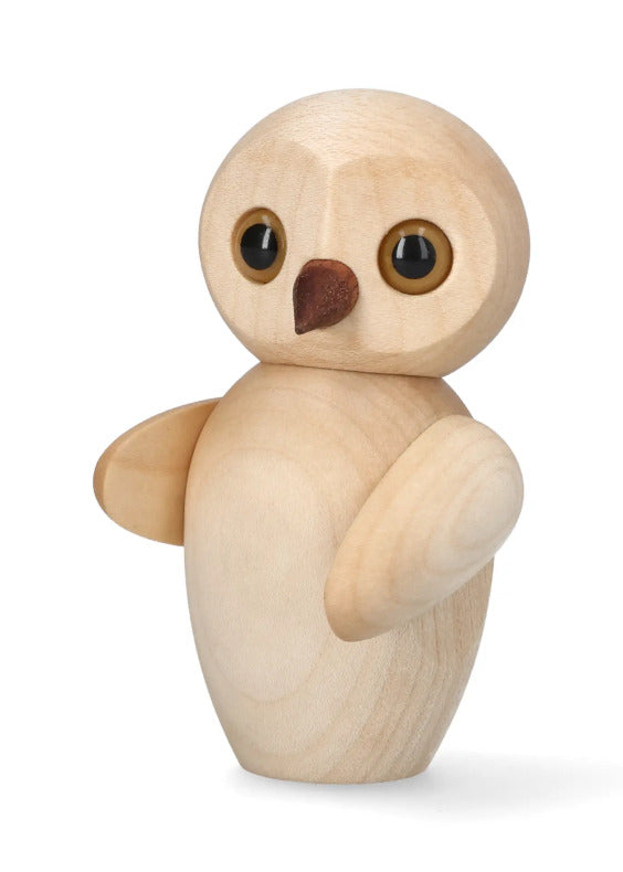 Träfigur föreställande en uggla i lönnträ sedd från sidan – nostalgisk stuginredning