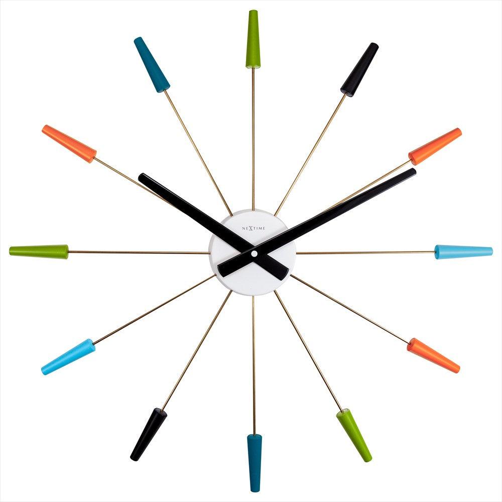 Färgglad Plug Inn väggklocka 58 cm i rostfritt stål med modern design